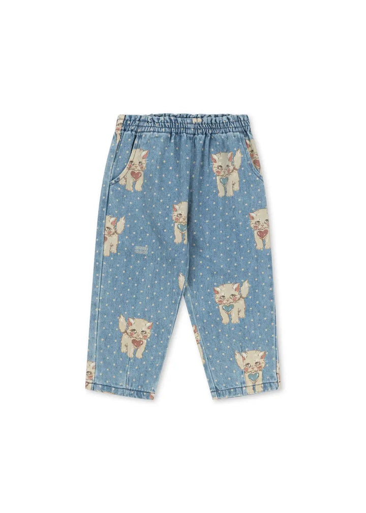 blaue Jeans für Kleinkinder und Kinder mit weitem Bein, Gummibund und seitlichen Eingriffstaschen. Allover-Print mit Katzen und Punkten. Produktbild, Ansicht von vorne. 