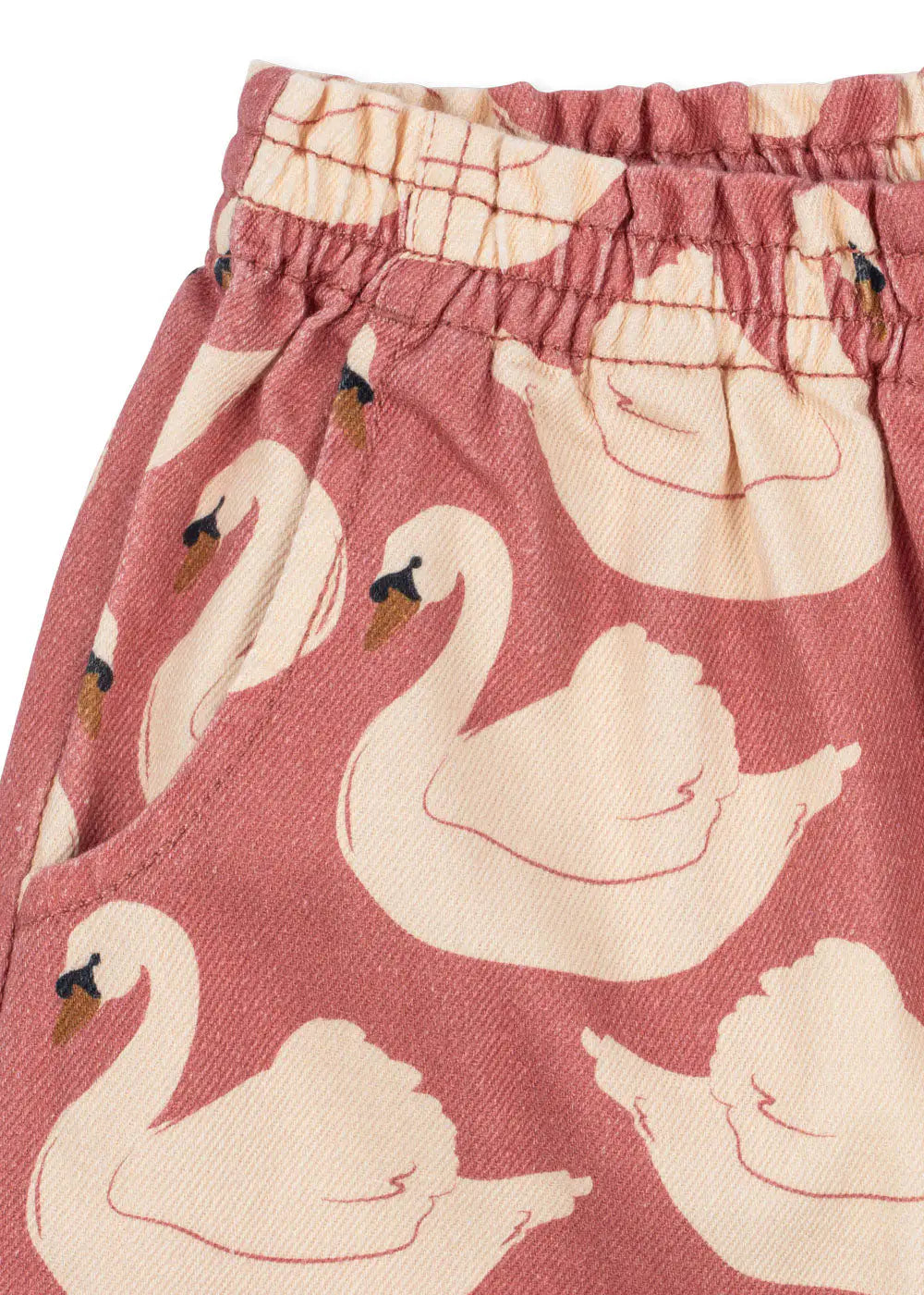 Konges Slojd Magot Frill Pants GOTS swan rose Detailansicht Schwanen-Print und Gummibund. 
