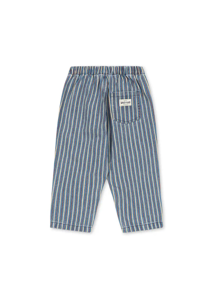 Konges Slojd Magot Pants GOTS tricolore bleu Produktbild, Ansicht der Rückseite mit Gesäßtasche und aufgenähtem Konges Sløjd Label. 