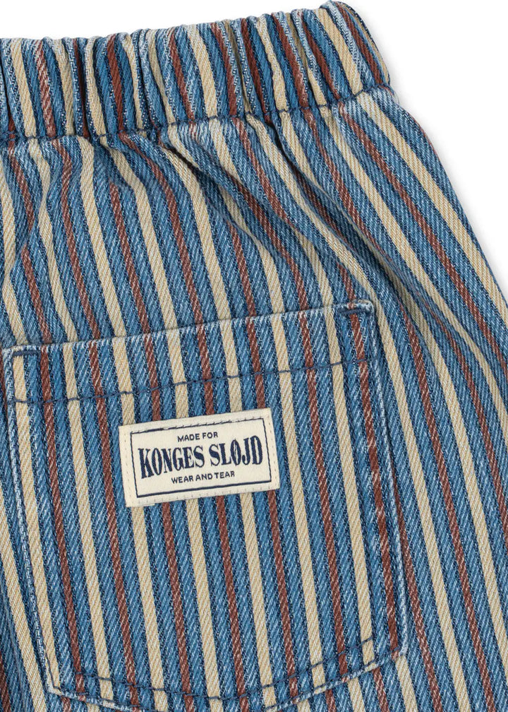 Konges Slojd Magot Pants GOTS tricolore bleu Detailansicht Streifenmuster und Gesäßtasche. 
