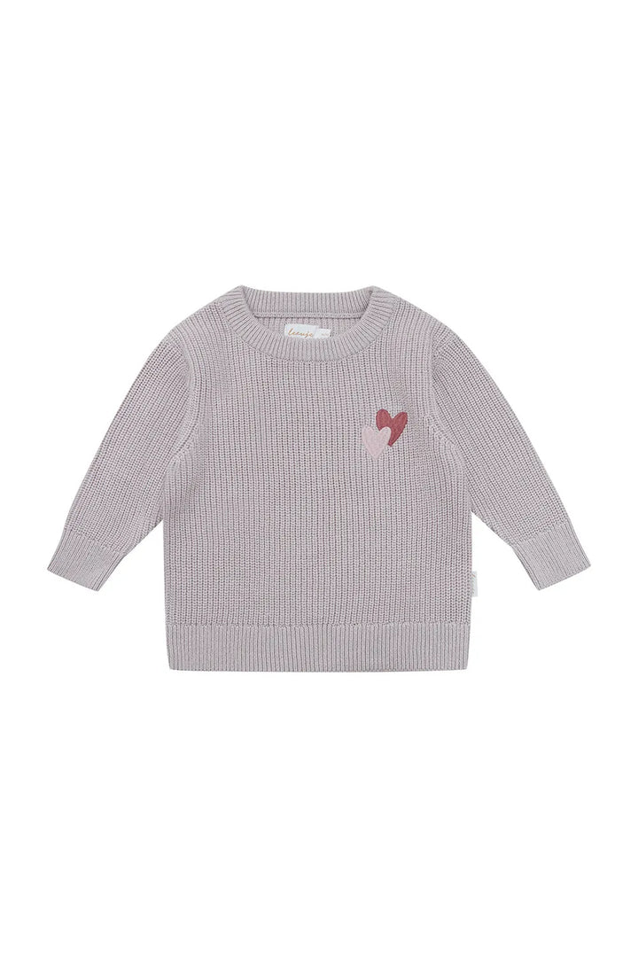 helllilafarbener grob gestrickter Pullover für Babys und Mädchen aus 100% Bio Baumwolle mit zwei kleinen aufgestickten Herzen auf Höhe der linken Brust, Rundhalsausschnitt und gerippten Bündchen, Ansicht von vorne