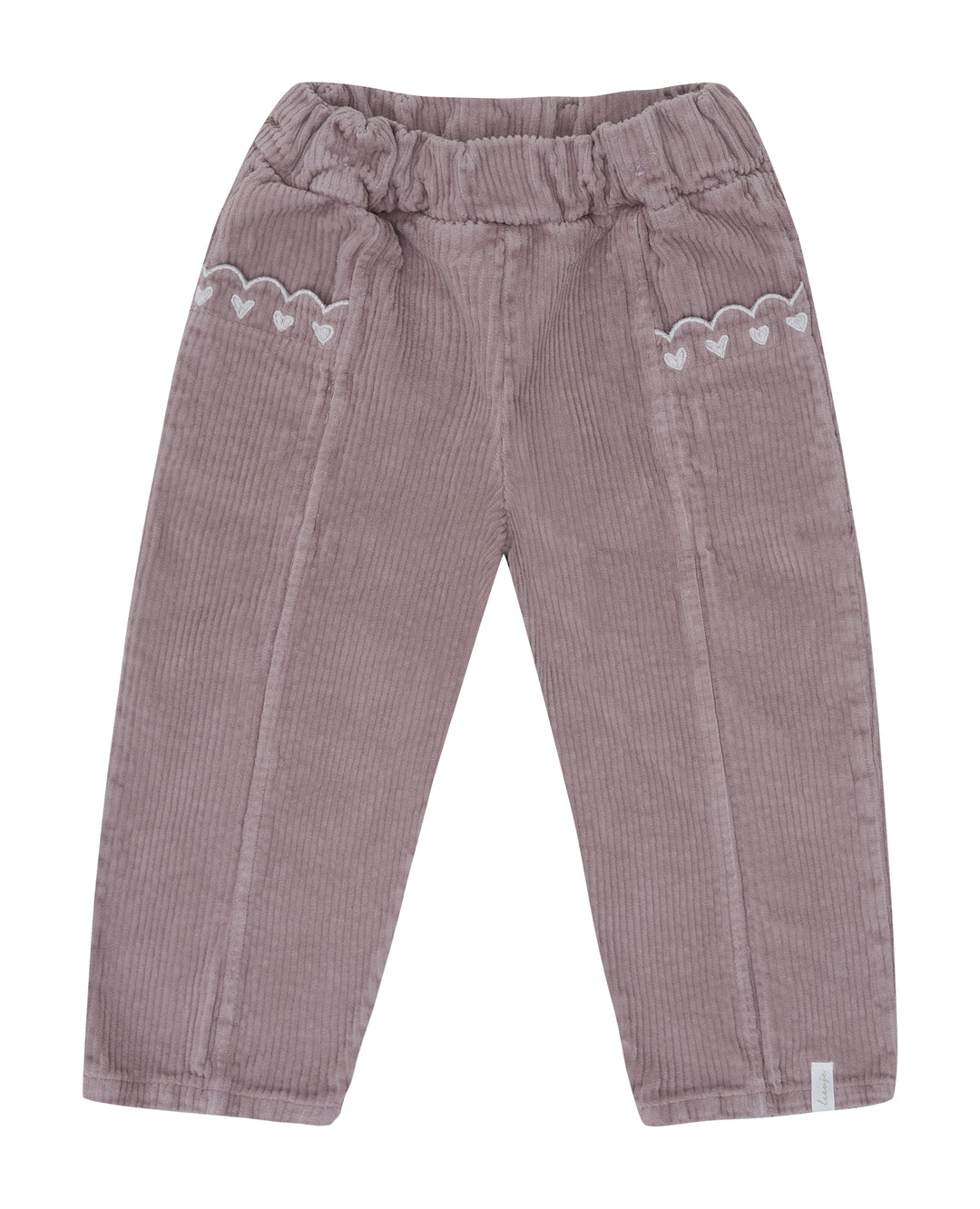 fliederfarbene Cordhose aus Baumwolle und Elasthan mit weitem Bein, breitem Gummibund und seitlichen Eingriffstaschen mit Rüschen und aufgenähten Herzen am Eingriff. Produktbild, Ansicht von vorne. 