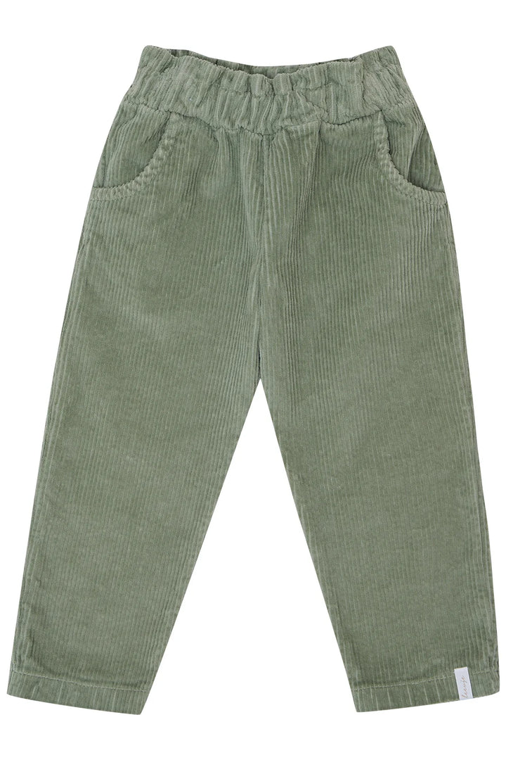 grüne Cordhose aus Baumwolle und Elasthan für Kinder mit breitem Gummibund, geradem Bein und seitlichen Eingriffstaschen. Produktbild, Ansicht von vorne. 