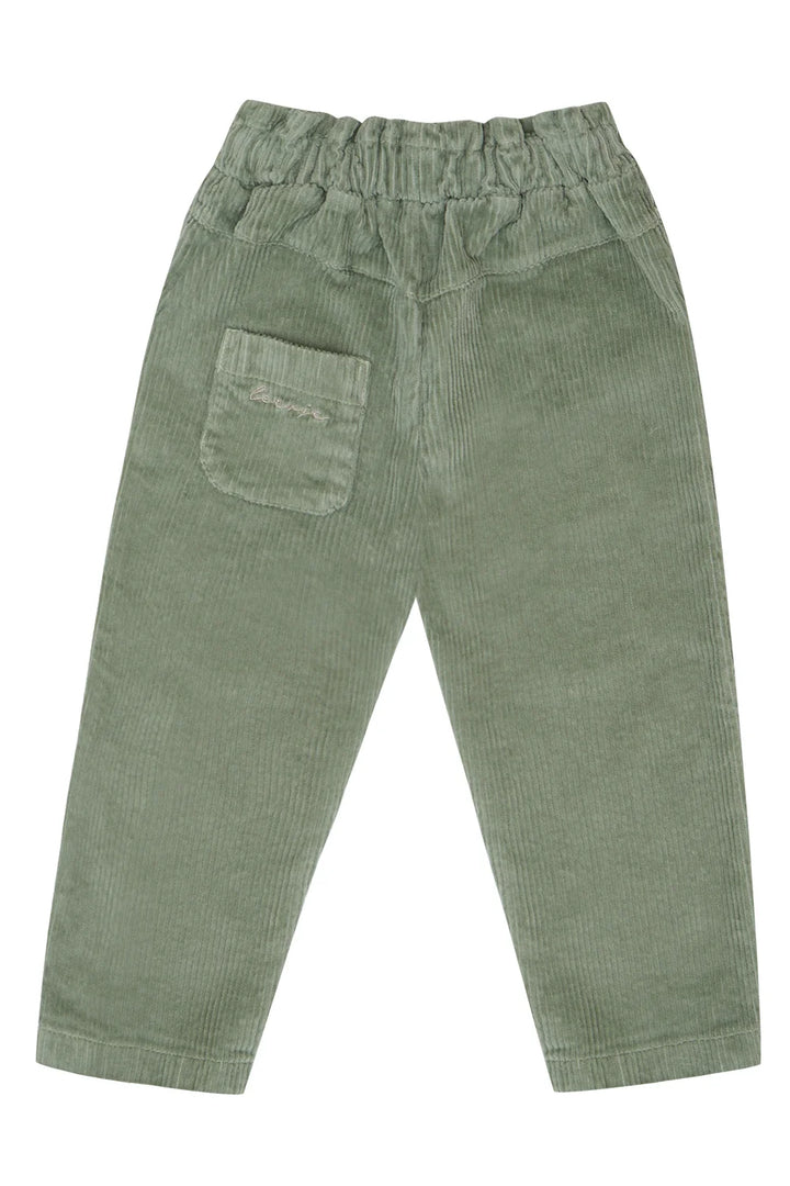 Leevje Corduroy Pants Green Produktbild, Ansicht der Rückseite, eine Gesäßtasche auf der linken Seite mit Leevje Schriftzug. 