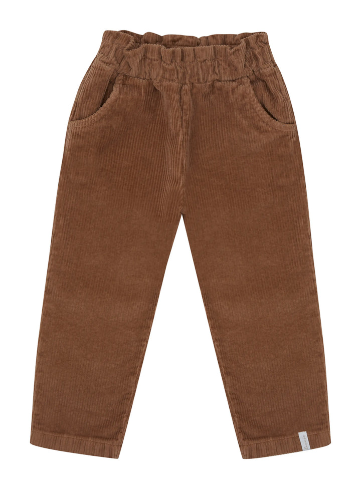 braune Cordhose aus Baumwolle und Elasthan für Kinder mit geradem Bein, breitem Gummibund, seitlichen Eingriffstaschen und einer Gesäßtasche auf der Rückseite. Produktbild, Ansicht der Vorderseite. 