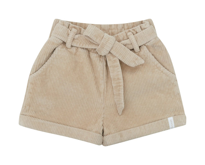 Beigefarbene Cord-Shorts für Mädchen aus Baumwolle und Elasthan mit hohem, elastischem Bund mit Bindegürtel, seitlichen Eingriffstaschen, zwei Gesäßtaschen und einem umgeschlagenen Saum an den Hosenbeinen. Produktbild, Ansicht von vorne. 