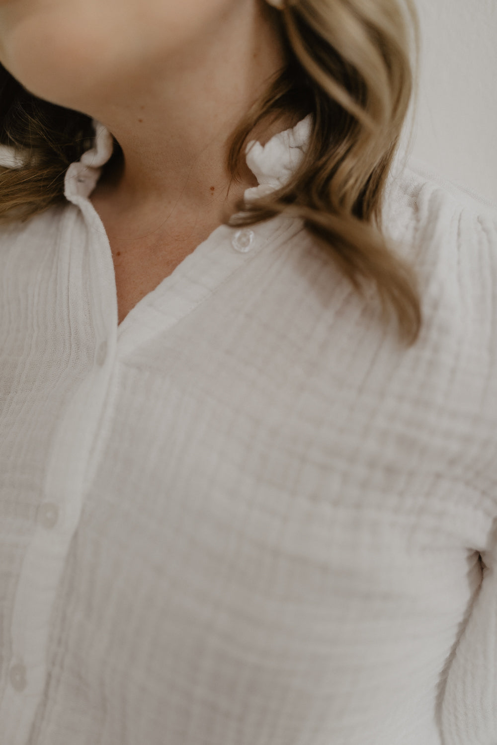 Leevje Mini-Me Muslin Blouse white getragen von einer Dame, Detailansicht Rüschenkragen und Musselin-Stoff.