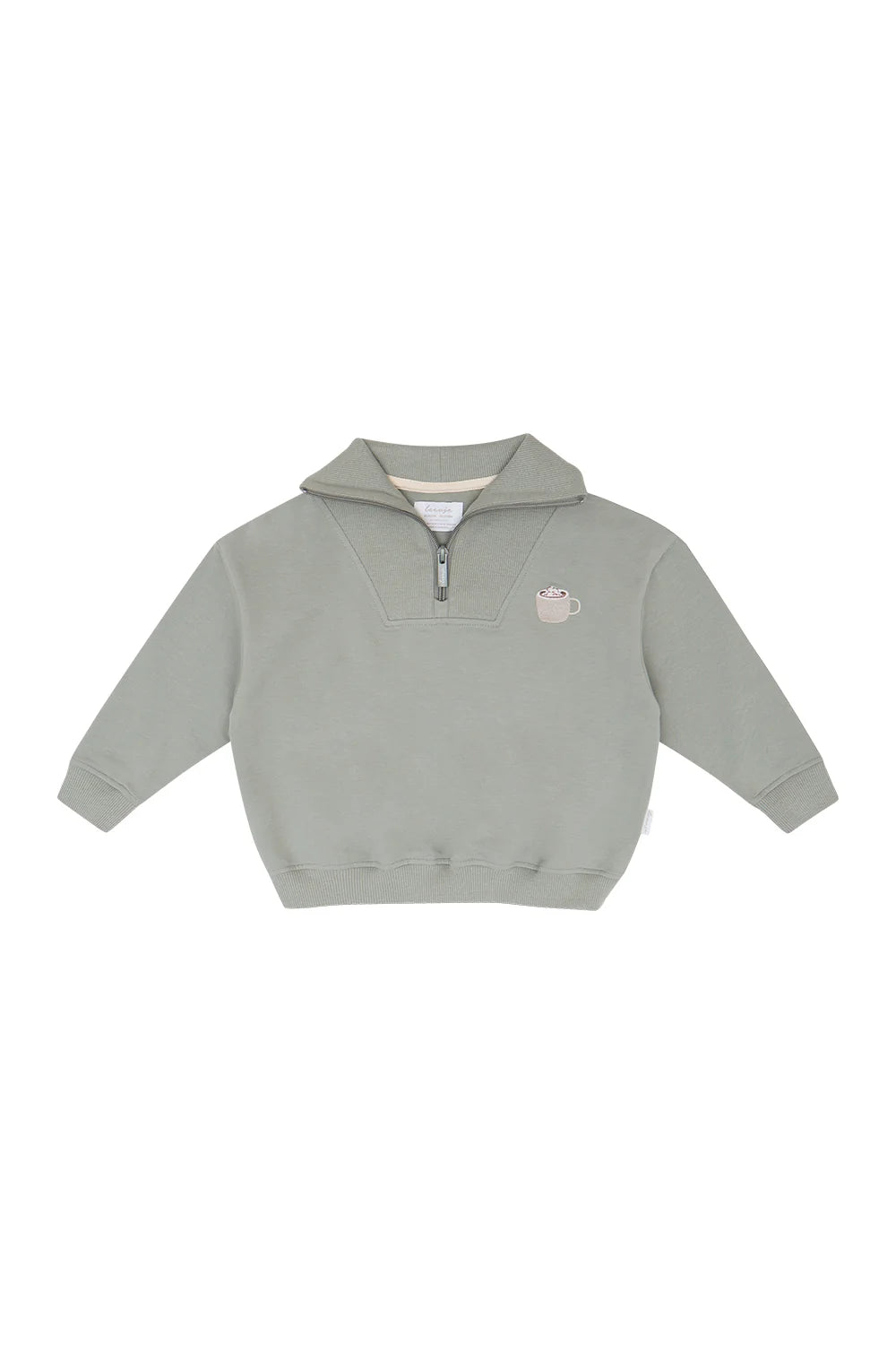 salbeifarbenes Sweatshirt aus Baumwolle und Elasthan für Jungen mit halbem Reißverschluss und Stehkragen, grippten Bündchen am Saum und an den Ärmeln, aufgestickte Tasse mit Kakao und Sahne auf Höhe der linken Brust. Produktbild, Ansicht von vorne. 