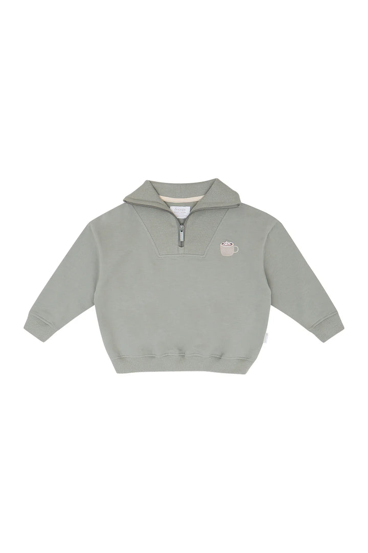 salbeifarbenes Sweatshirt aus Baumwolle und Elasthan für Jungen mit halbem Reißverschluss und Stehkragen, grippten Bündchen am Saum und an den Ärmeln, aufgestickte Tasse mit Kakao und Sahne auf Höhe der linken Brust. Produktbild, Ansicht von vorne. 