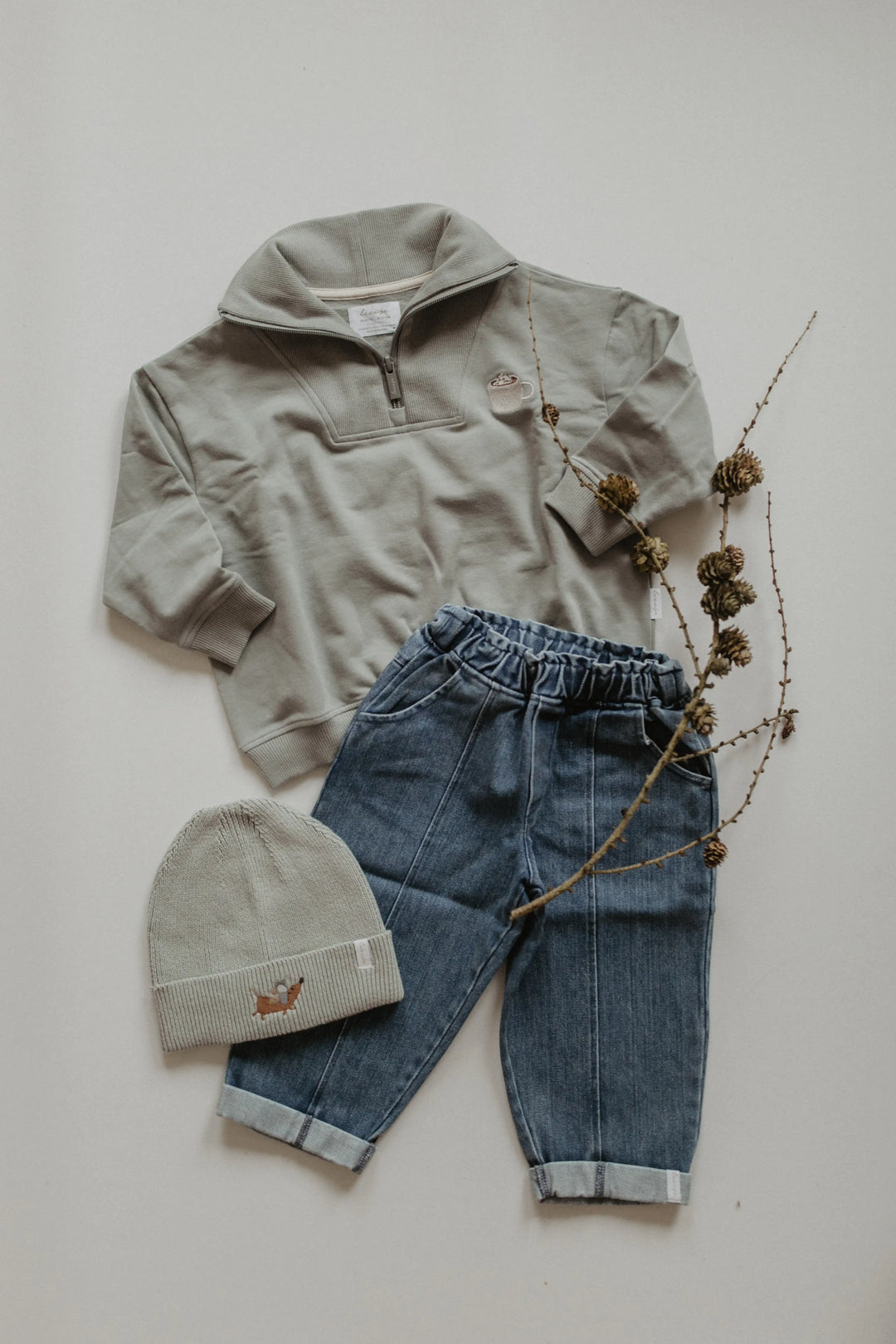 Leevje Troyer Half-Zip Sweater Cocoa green Produktbild, drapiert mit einer Jeans uns Mütze. 