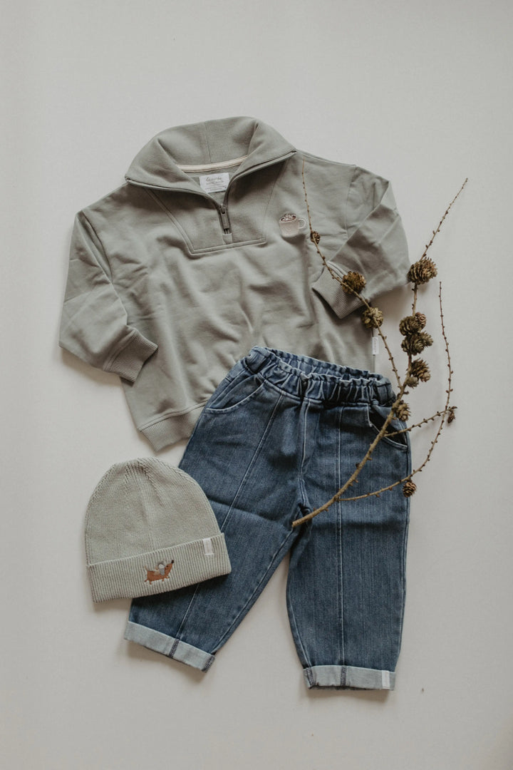 Leevje Troyer Half-Zip Sweater Cocoa green Produktbild, drapiert mit einer Jeans uns Mütze. 