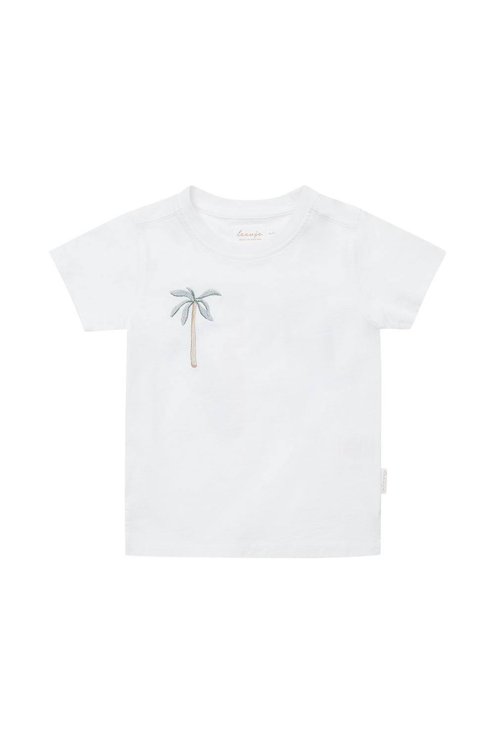 weißes T-Shirt für Jungen und Mädchen aus 100% Bio-Baumwolle mit einer aufgestickten Palme auf Höhe der rechten Brust vorne und auf der Rückseite ein Print in Form einer Palme und eines Surfbretts und dem aufgenähten Schriftzug "Salt Sand Sea", Produktbild, Ansicht von vorne