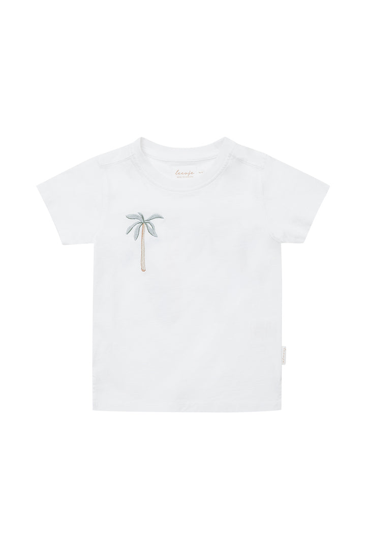 weißes T-Shirt für Jungen und Mädchen aus 100% Bio-Baumwolle mit einer aufgestickten Palme auf Höhe der rechten Brust vorne und auf der Rückseite ein Print in Form einer Palme und eines Surfbretts und dem aufgenähten Schriftzug "Salt Sand Sea", Produktbild, Ansicht von vorne