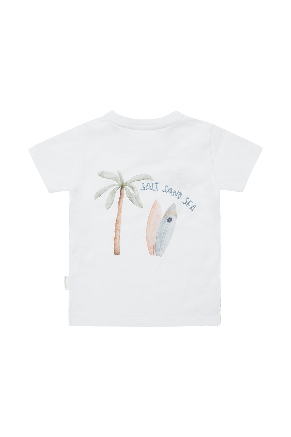 weißes T-Shirt für Jungen und Mädchen aus 100% Bio-Baumwolle mit einem Print in Form einer Palme und eines Surfbretts und dem aufgenähten Schriftzug "Salt Sand Sea" auf der Rückseite, Produktbild, Ansicht von hinten 