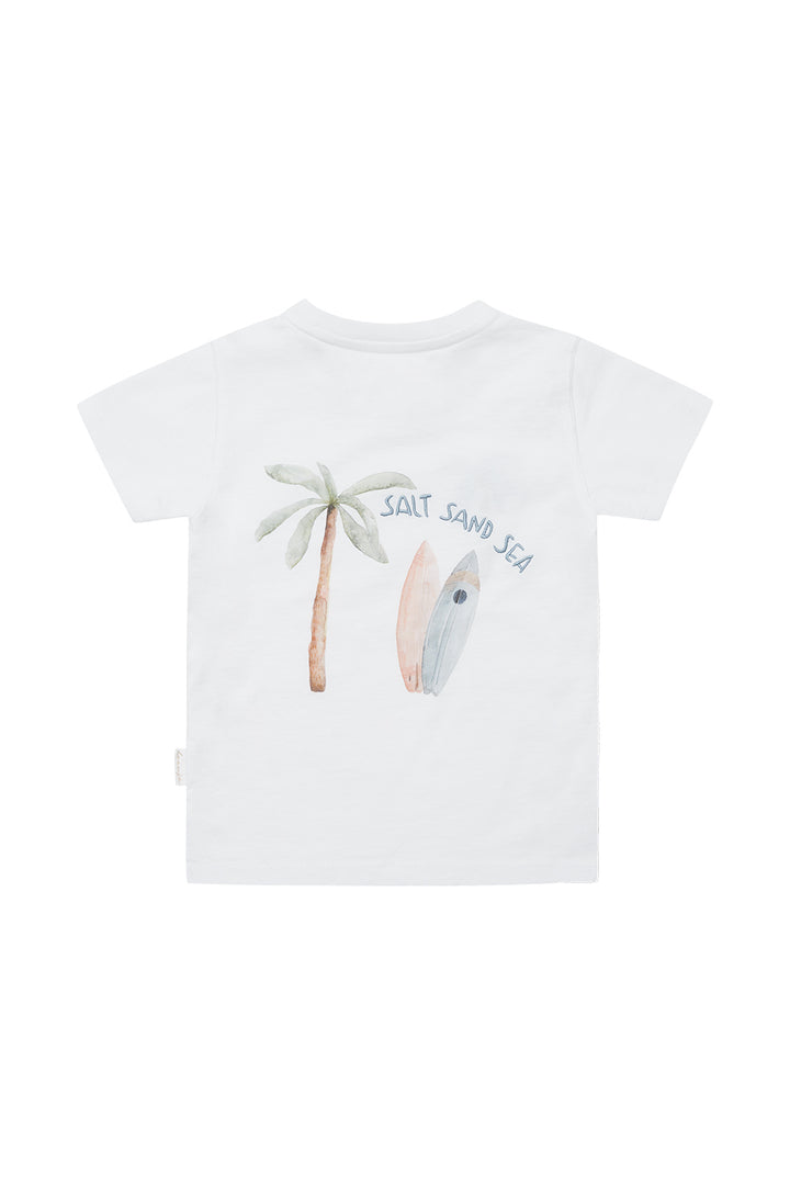 weißes T-Shirt für Jungen und Mädchen aus 100% Bio-Baumwolle mit einem Print in Form einer Palme und eines Surfbretts und dem aufgenähten Schriftzug "Salt Sand Sea" auf der Rückseite, Produktbild, Ansicht von hinten 