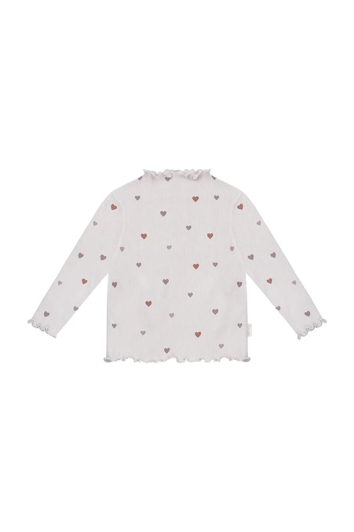 hell-lilafarbenes Langarmshirt für Mädchen aus 100% Bio-Baumwolle mit Allover-Herz-Print und gerüschtem Turtleneck in gerippter Jersey-Qualität.