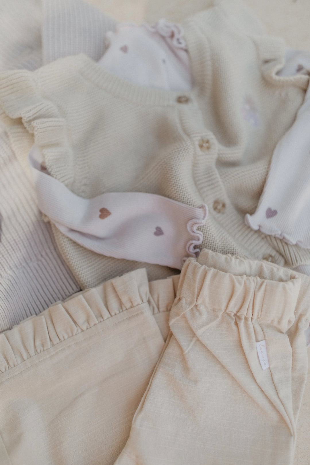 Leevje long-sleeved Top hearts with turtleneck lavender drapiert mit passender Strick-Weste und Hose