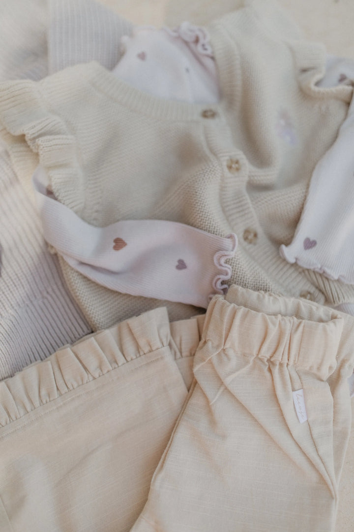 Leevje long-sleeved Top hearts with turtleneck lavender drapiert mit passender Strick-Weste und Hose