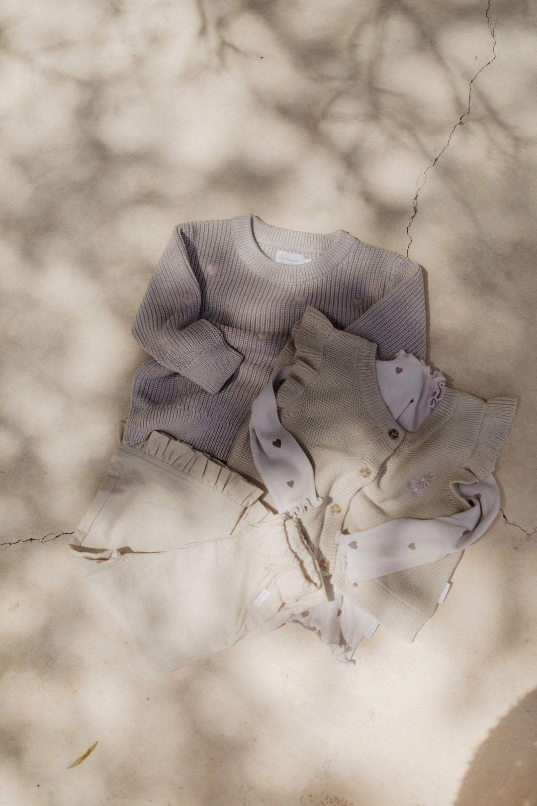 Leevje long-sleeved Top hearts with turtleneck lavender drapiert mit passender Strick-Weste, Strickpullover und Hose