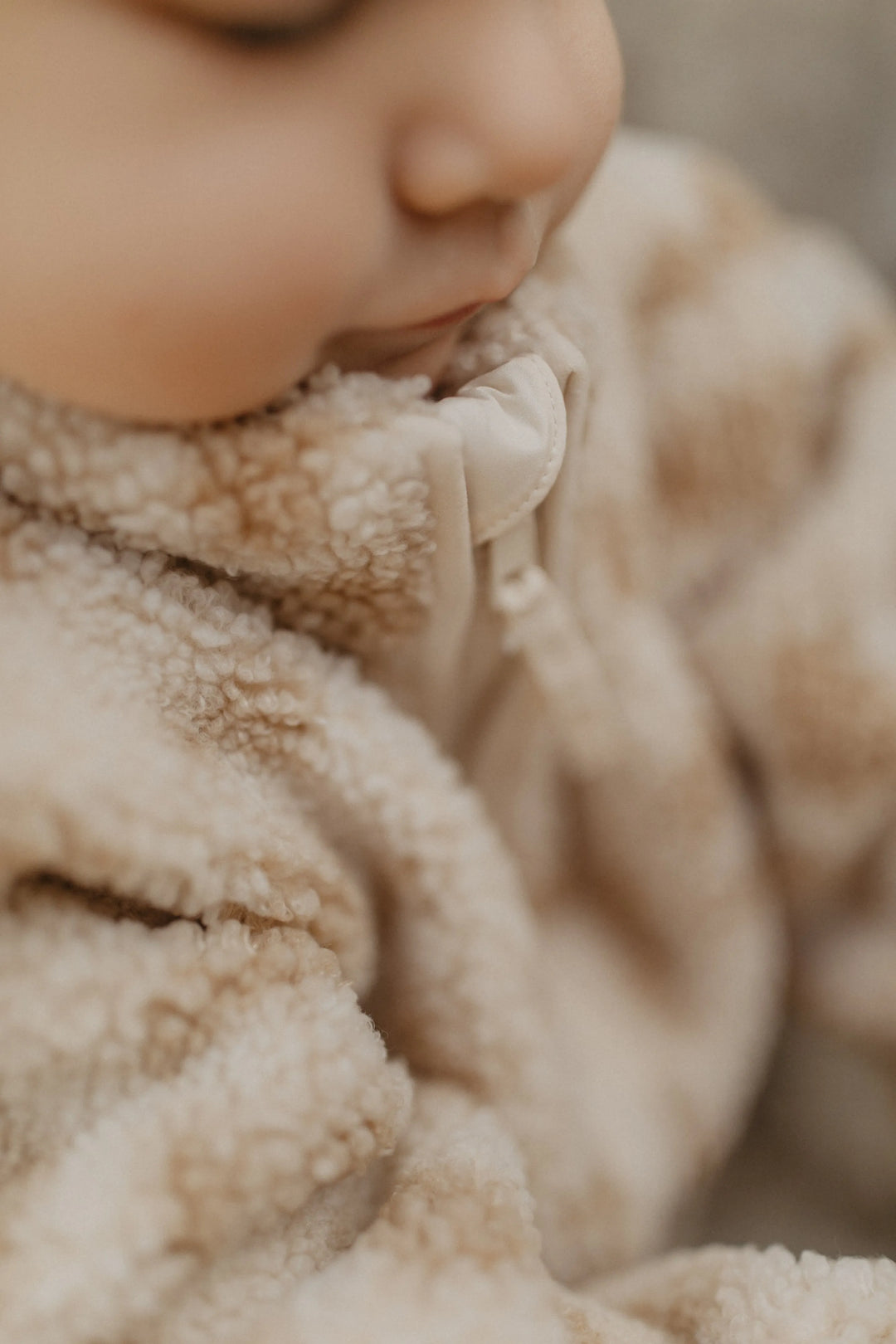 Leevje mini-me Leopard print teddy jacket for kids leo Nahaufnahme Teddyfell und Stehkragen, getragen von einem kleinen Kind