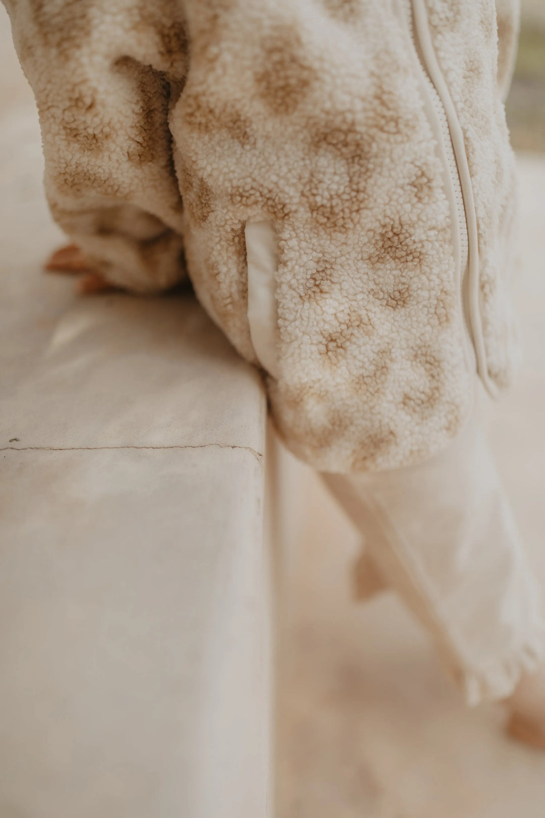 Leevje mini-me Leopard print teddy jacket for kids leo geragen von einem kleinen Mädchen, Nahaufnahme Teddyfell