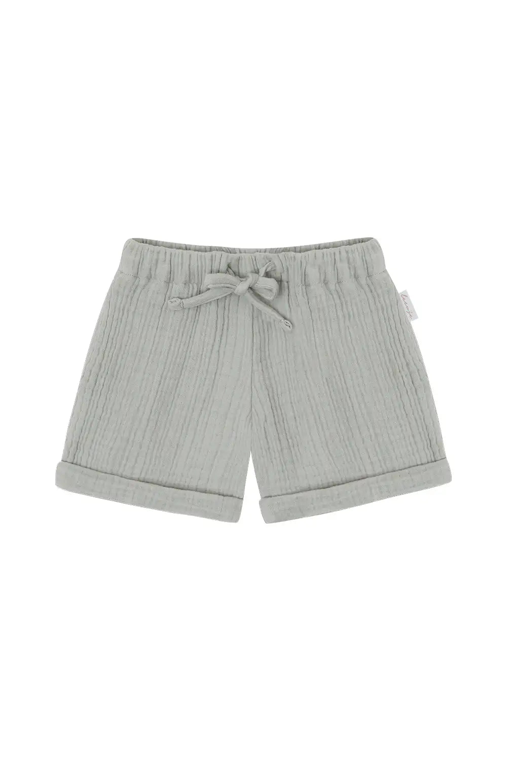 salbeifarbene Musselin-Shorts für Jungen aus 100% Bio-Baumwolle mit Gummibund und Gesäßtasche auf der linken Seite, Produktbild, Ansicht von vorne