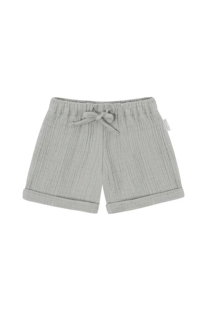 salbeifarbene Musselin-Shorts für Jungen aus 100% Bio-Baumwolle mit Gummibund und Gesäßtasche auf der linken Seite, Produktbild, Ansicht von vorne