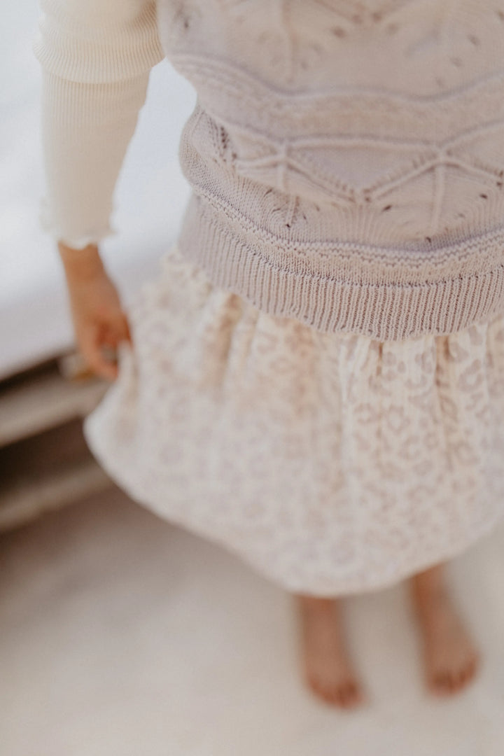 Leevje muslin skirt leo leo getragen von einem Mädchen, Blick von oben