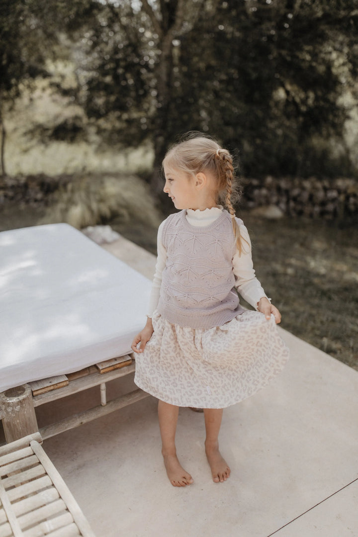 Leevje muslin skirt leo leo getragen von einem Mädchen auf einer Sommerterrasse, Blick von vorne