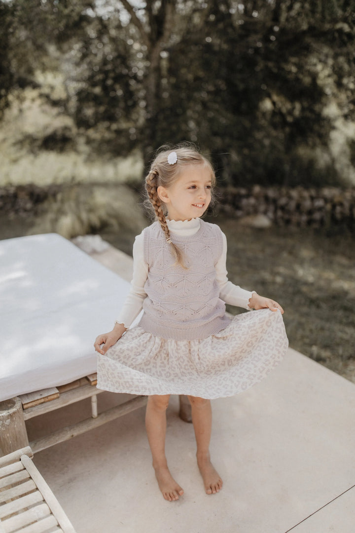 Leevje muslin skirt leo leo getragen von einem Mädchen auf einer Sommererrasse, Blick von vorne mit Fokus auf den ausgestellten Rock