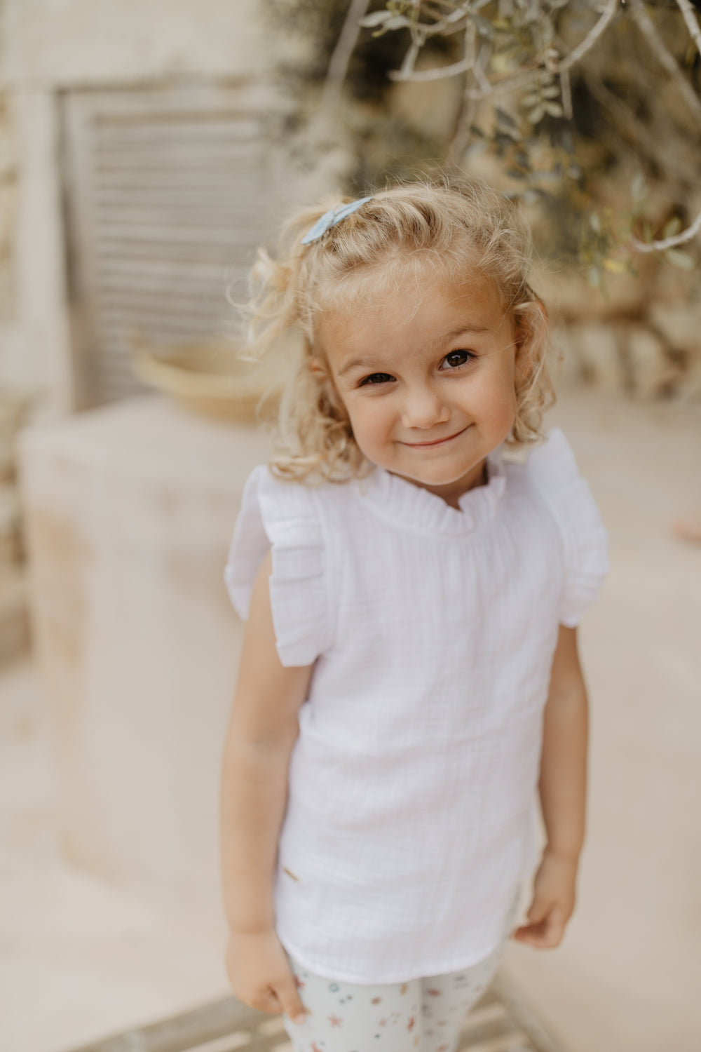 Leevje muslin top with ruffles white getragen von einem Mädchen, Ansicht von vorne 
