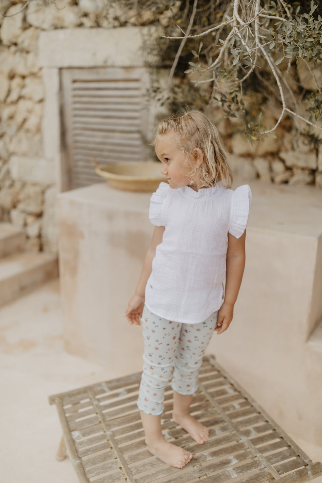 Leevje muslin top with ruffles white getragen von einem Mädchen, Ansicht von vorne 