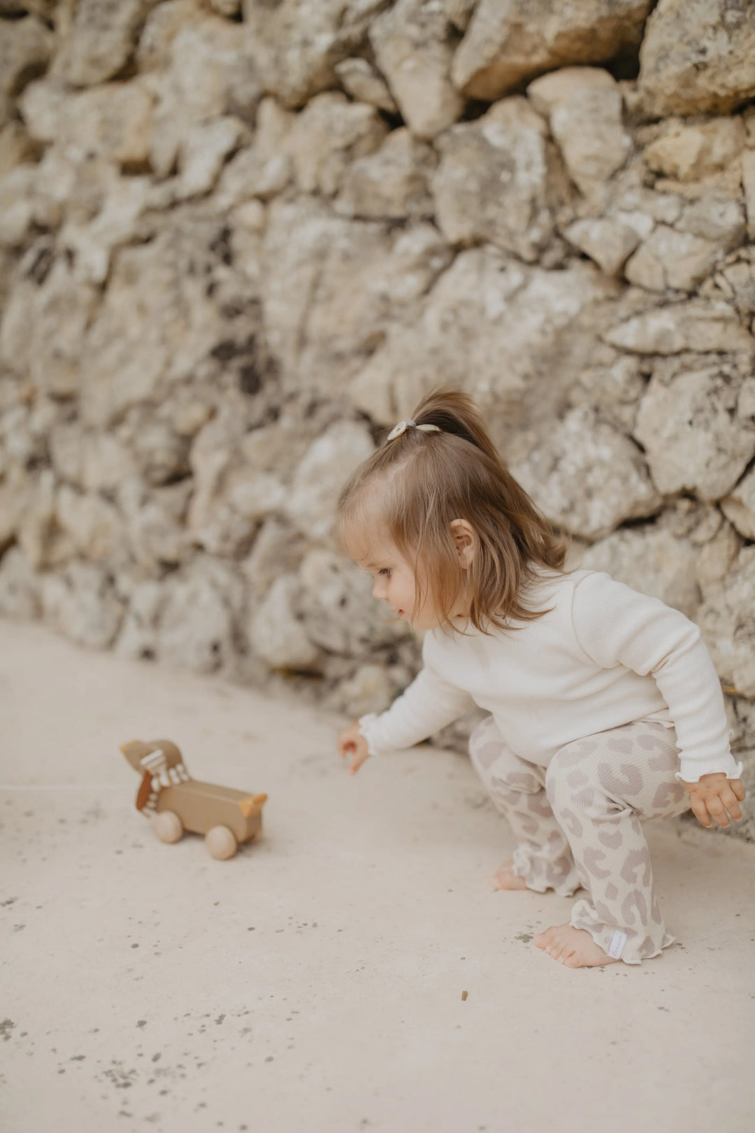 Leevje rib knit flared leggings leo getragen von einem Baby-Mädchen, Ansicht von der Seite