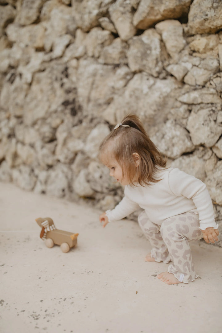 Leevje rib knit flared leggings leo getragen von einem Baby-Mädchen, Ansicht von der Seite