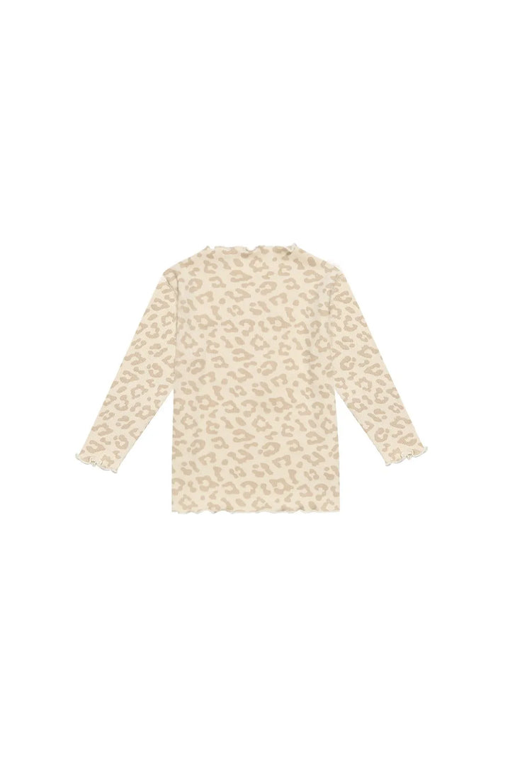 cremefarbenes Langarmshirt für Mädchen aus Bio-Baumwolle mit beigefarbenem Allover-Leo-Print, gerüschtem Stehkragen und gerüschten Säumen, in gerippter Jersey-Qualität