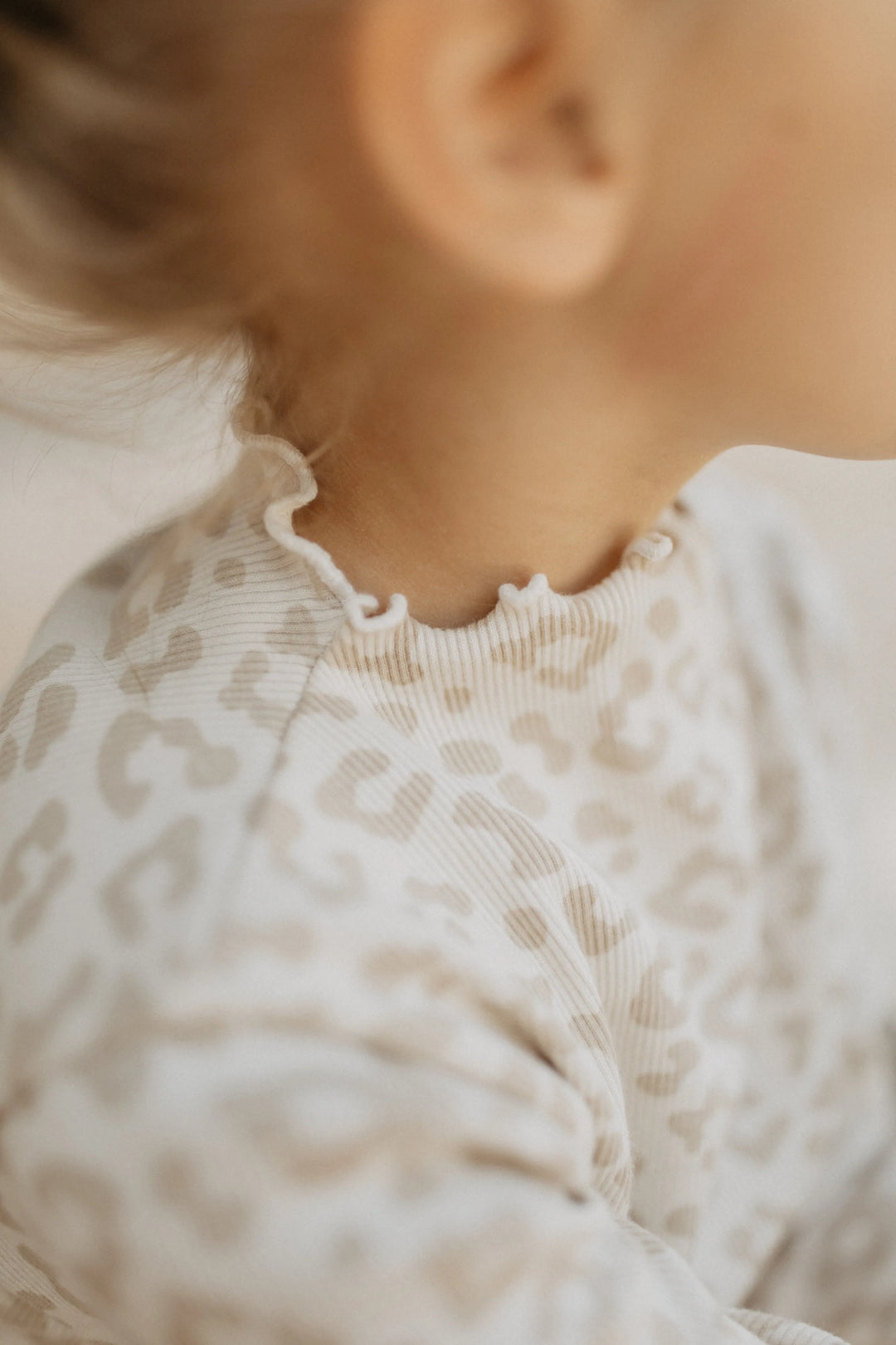 Leevje rib knit long sleeve leo Nahaufnahme Stehkragen mit gerüschtem Saum