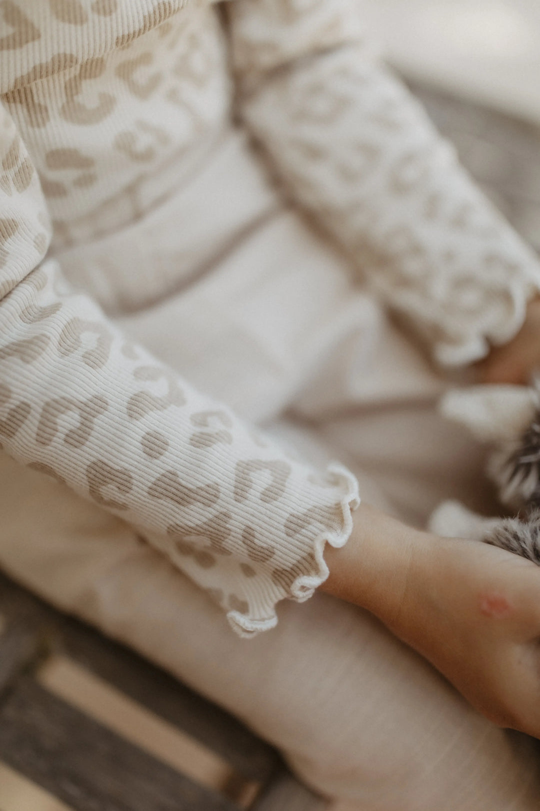 Leevje rib knit long sleeve leo Nahaufnahme Ärmel mit gerüschtem Saum 