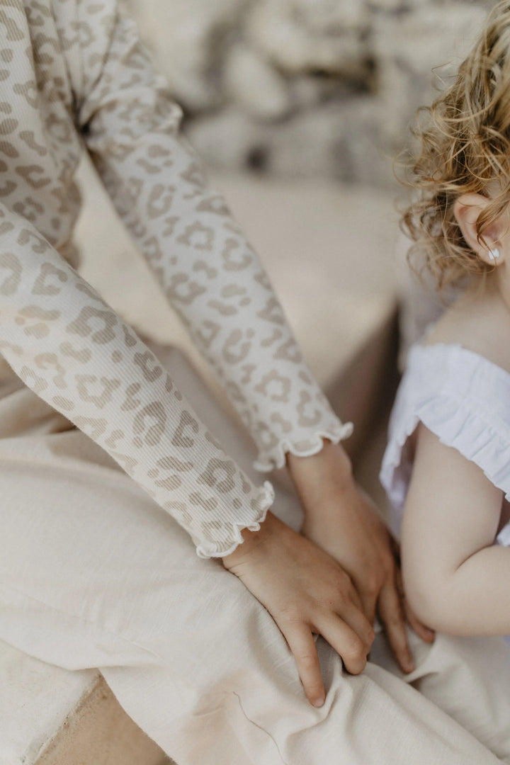 Leevje rib knit long sleeve leo Nahaufnahme Ärmel mit gerüschtem Saum 