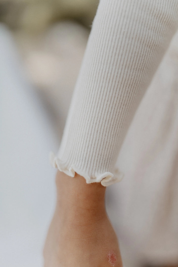 Leevje rib knit long sleeve light beige Detailansicht Ärmel mit gerüschtem Saum und gerippte Struktur