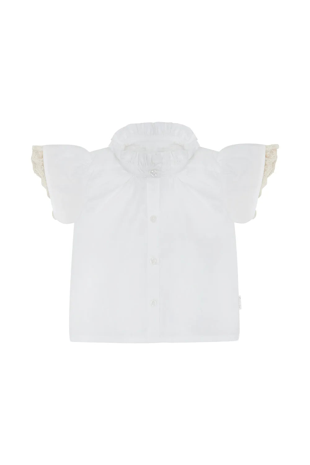weiße Bluse für Mädchen aus Bio-Baumwolle mit kurzem, leicht gepufftem Arm mit eingenähter Spitze am Saum, gerüschtem Stehkragen, durchgehender Knopfleiste, Produktbild Ansicht von vorne