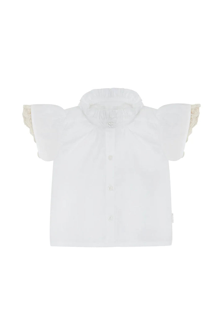 weiße Bluse für Mädchen aus Bio-Baumwolle mit kurzem, leicht gepufftem Arm mit eingenähter Spitze am Saum, gerüschtem Stehkragen, durchgehender Knopfleiste, Produktbild Ansicht von vorne