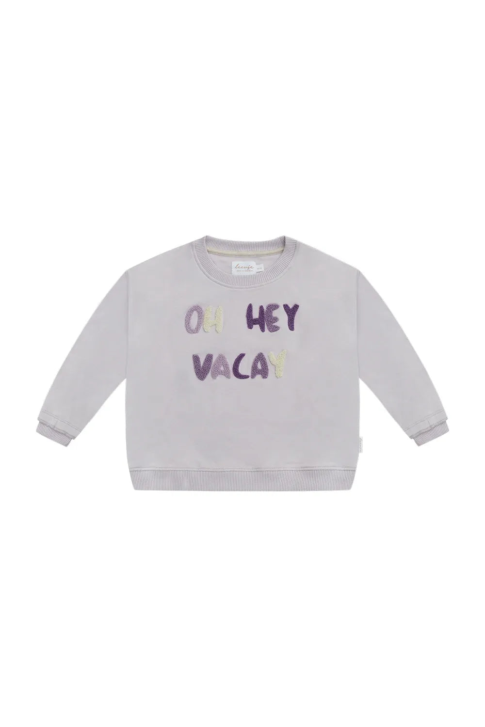 hell-lilafarbenes Sweatshirt für Mädchen aus 100% Bio-Baumwolle mit Frottee Schriftzug "oh hey vacay" in verschiedenen Lila-Tönen und weiß, gerippte Bündchen und Rüschen am Armabschluss