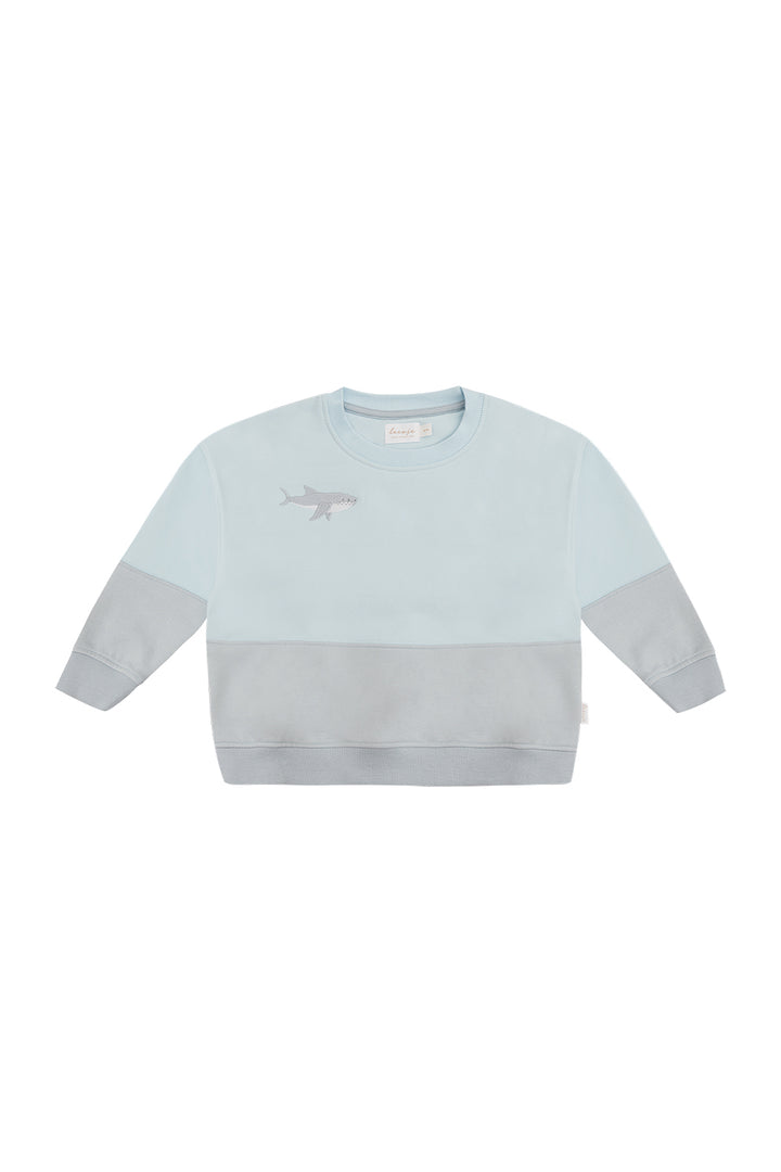 hellblaues Sweatshirt für Kinder aus Baumwolle mit aufgesticktem kleinem Hai auf Höhe der rechten brust und frottee Schriftzug auf der Rückseite "oh hey vacay" in verschiedenen Blautönen