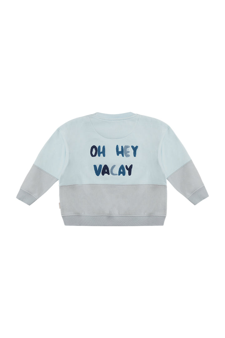 Leevje unisex oversized sweatshirt with shark oh hey vacay aqua Produktbild, Ansicht der Rückseite mit Blick auf den Schriftzug oh hey vacay. 
