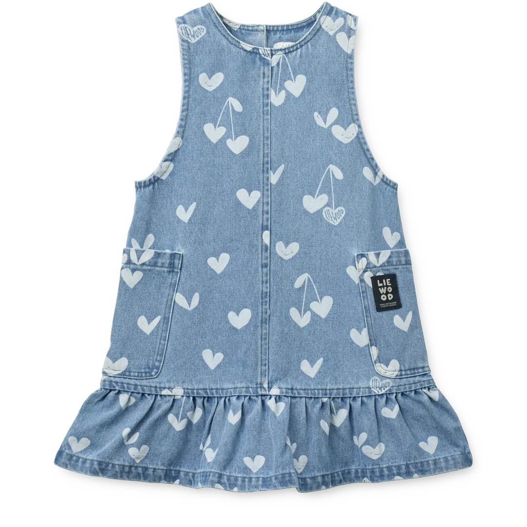 hellblaues Jeanskleid für Mädchen aus Baumwolle ohne Ärmel mit weißem Allover Herzrprint und Rüschen am Saum sowie aufgesetzten Taschen an beiden Seiten und Rundhalsausschnitt