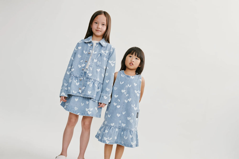 Liewood Angelica Printed Denim frill Dress sweethearts / light blue denim  getragen von einem Mädchen Ansicht von vorne