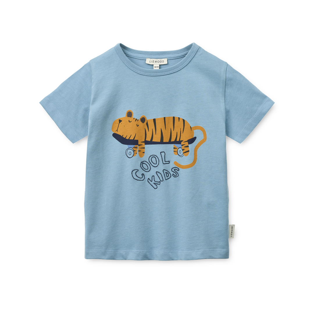 hellblaues T-Shirt für Kinder aus 100% GOTS-zertifizierter Bio-Baumwolle mit Print auf der Vorderseite in Form eines schlafenden Tigers auf einem Skateboard und dem aufgenähten Schriftzug "cool kids".