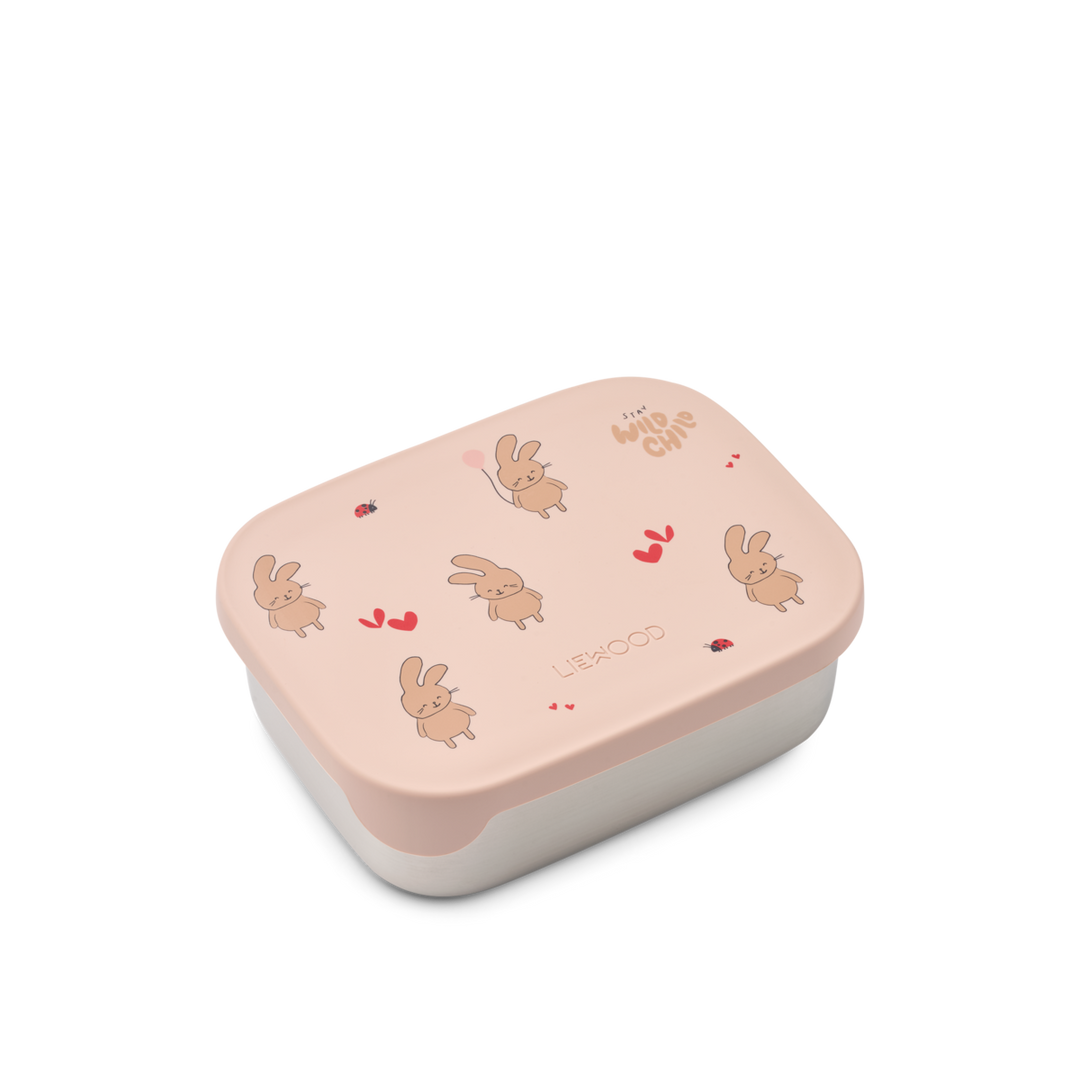 Brotdose aus rostfreiem Edelstahl für Kinder mit drei integrierten Fächern und einem rosafarbenen Deckel aus Silikon mit aufgedruckten Hasen, Herzen und Marienkäfern und dem Schriftzug stay wild child. Produktbild, Ansicht mit geschlossenem Deckel. 