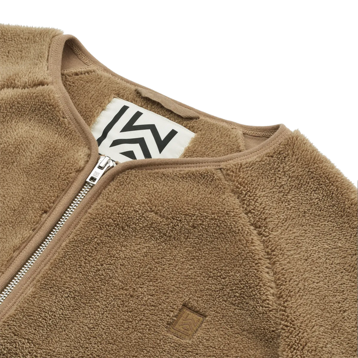 Liewood Calina Adult Pile Jacke oat Detailansicht Ausschnitt und Reißverschluss und Teddyfell-Struktur