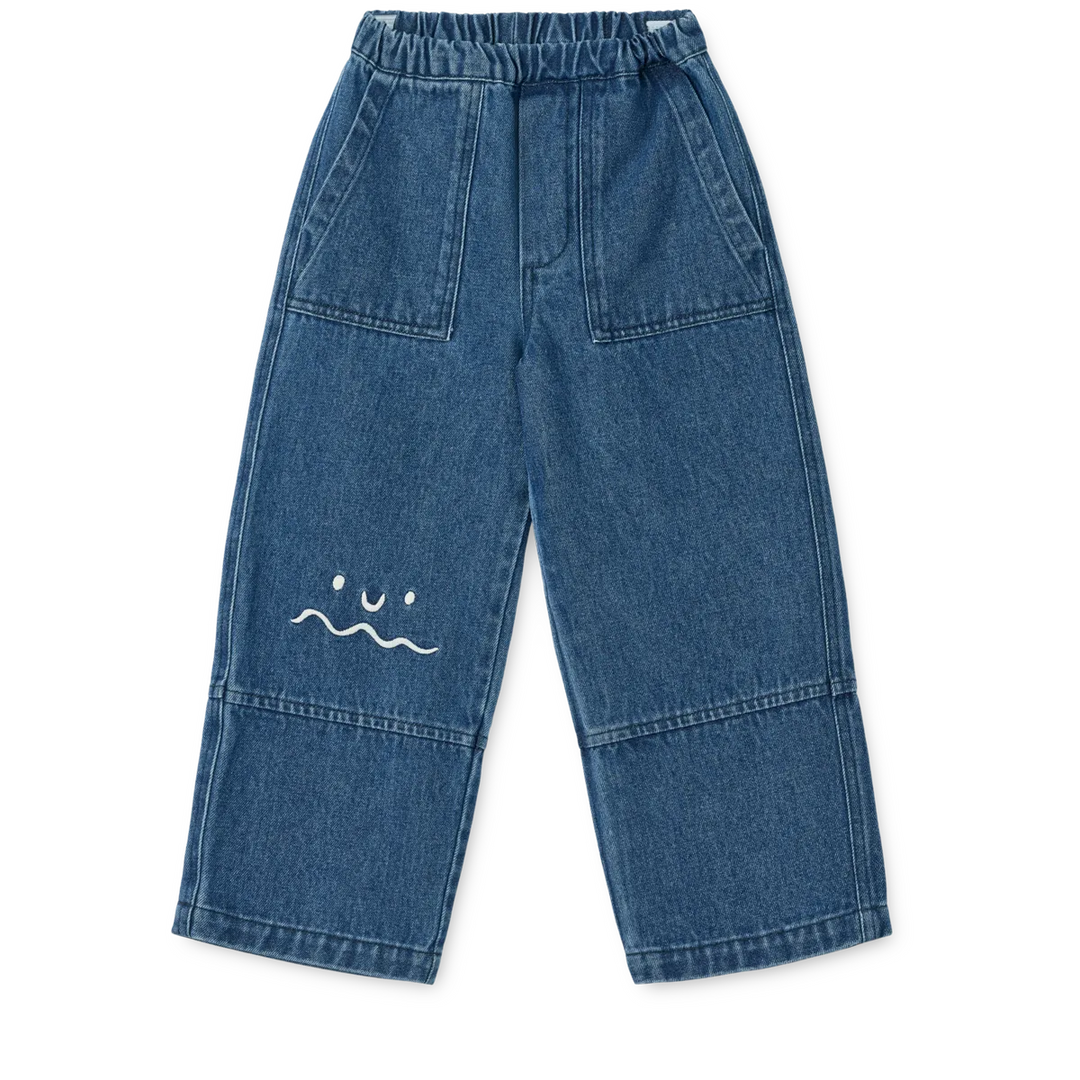 blaue Jeans für Kinder aus Baumwolle mit weitem Bein und Gummibund und einer Stickerei oberhalb des rechten Knies